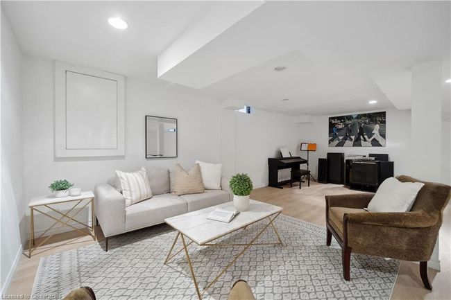3962 Renfrew Cres, House other with 4 bedrooms, 4 bathrooms and 4 parking in Mississauga ON | Image 32