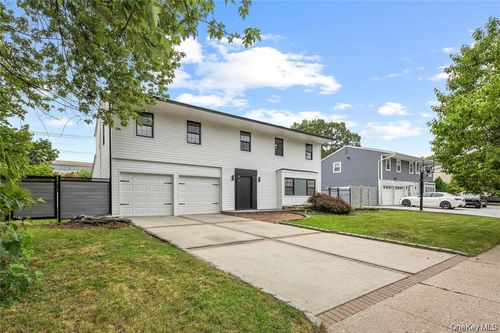 26 Roseanne Dr, Woodbury, NY, 11797-1903 | Card Image