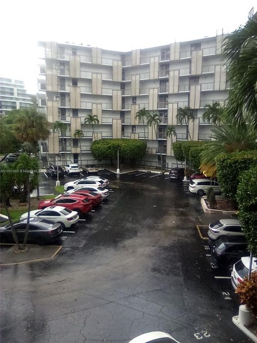 apt-209-20400 W Country Club Dr, Aventura, FL, 33180-1665 | Card Image