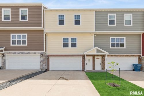 725 Cox Ct, Le Claire, IA, 52753-8007 | Card Image