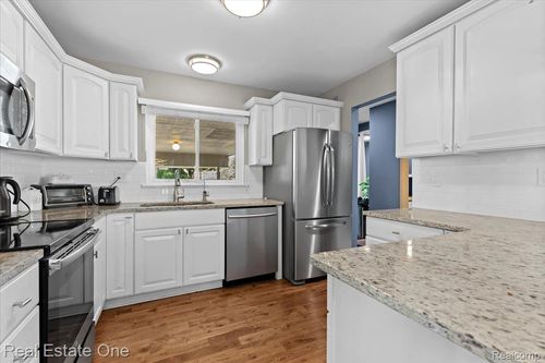 1527 Charter Oak Dr, Rochester Hills, MI, 48309-2703 | Card Image