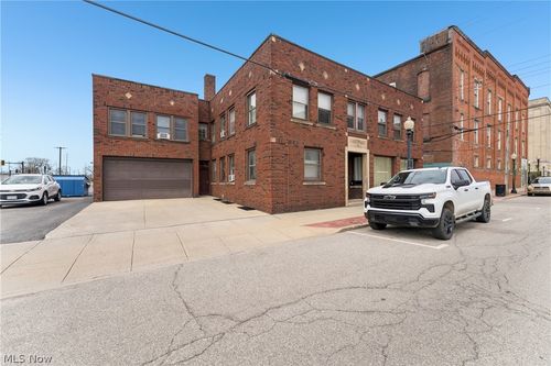 70 4th St Nw, Barberton, OH, 44203-2572 | Card Image