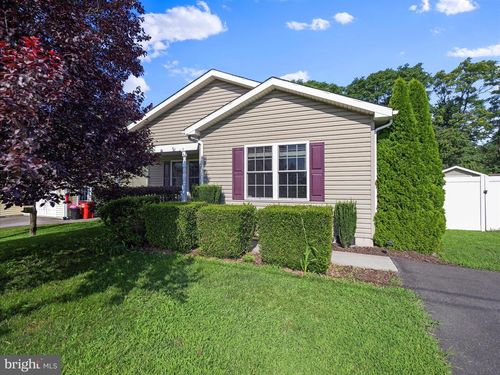 590 Wendover Dr, BUNKER HILL, WV, 25413-4281 | Card Image