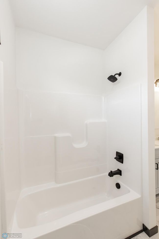 Bathroom 2 - Full | Image 51