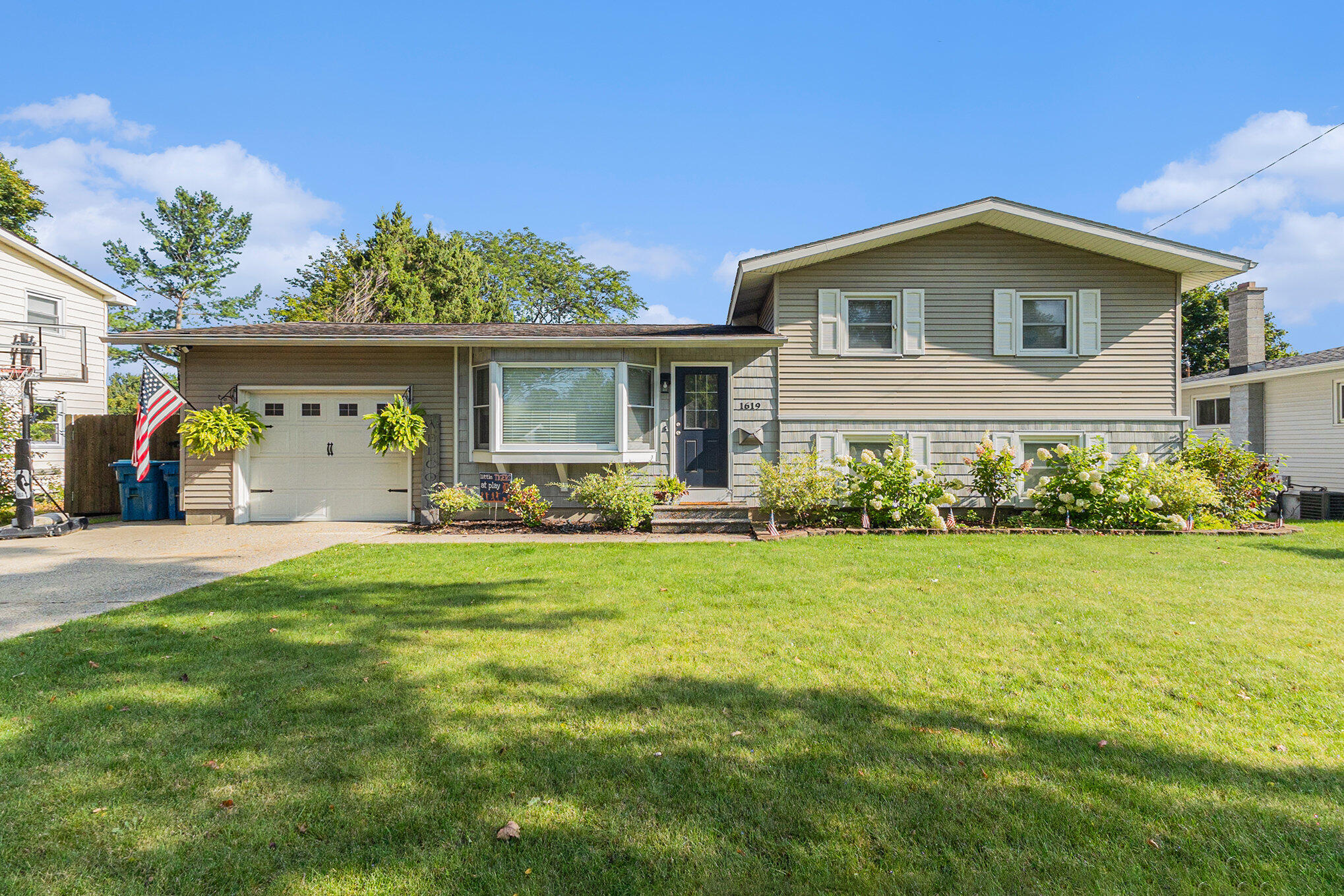Grant Ave, Grand Haven, MI 49417