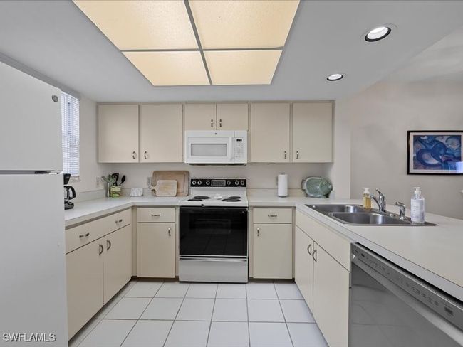 4-705 - 897 Collier Ct, Condo with 2 bedrooms, 2 bathrooms and null parking in Marco Island FL | Image 9