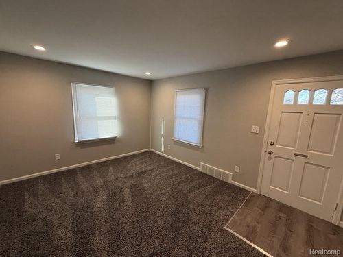 13661 Kingston St, Oak Park, MI, 48237-1137 | Card Image