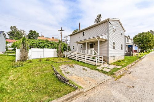 327 Klondike Dr, Latrobe, PA, 15650-5194 | Card Image