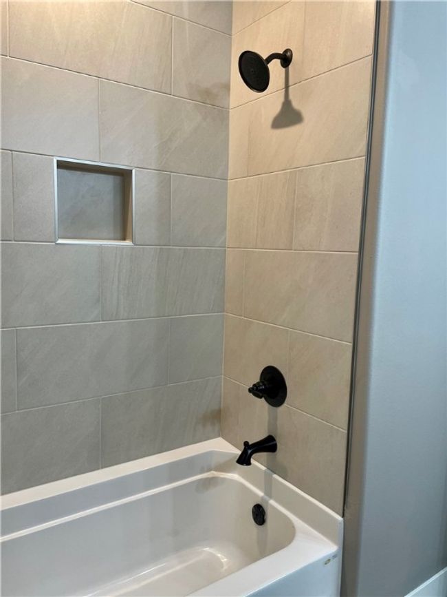 Tub/shower detail | Image 41