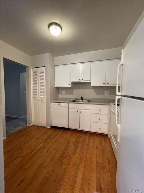 apt-3-7550 Woodview St, Westland, MI, 48185-5926 | Card Image