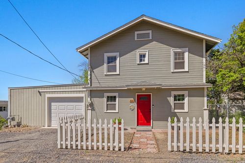 320 Newcastle Avenue, Klamath Falls, OR, 97601 | Card Image