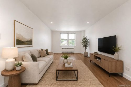 7t-67-30 Clyde St, Forest Hills, NY, 11375-4063 | Card Image