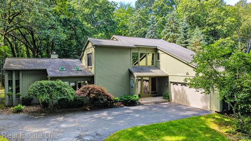 8520 Englewood Dr, Clarkston, MI, 48346-1161 | Card Image