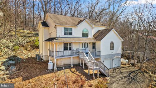 226 Regent St, Bushkill, PA, 18324-8521 | Card Image