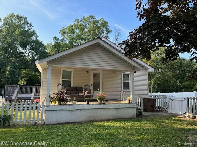 Clara Ave, Pontiac, MI 48340