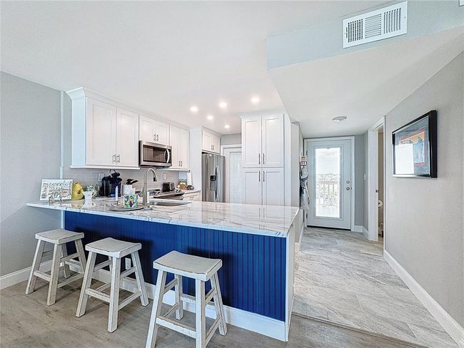 Breakfast bar and Kitchen | Image 7