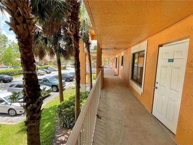 APT-206J - 6900 Sw 39 Th St, Condo with 2 bedrooms, 2 bathrooms and null parking in Davie FL | Image 27