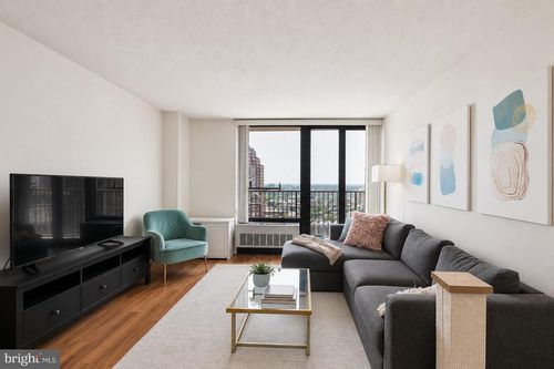 21m-1420 Locust St, PHILADELPHIA, PA, 19102-4213 | Card Image
