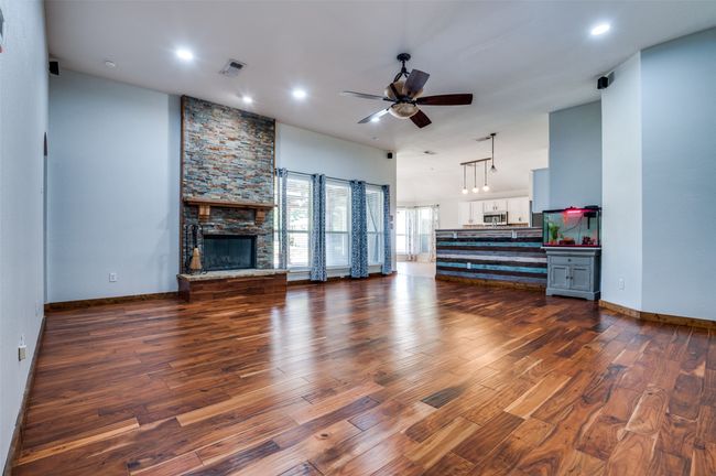 6431 Peak View Ct, House other with 3 bedrooms, 2 bathrooms and null parking in Midlothian TX | Image 6