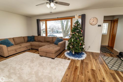 903 Walnut St, Traer, IA, 50675-1425 | Card Image