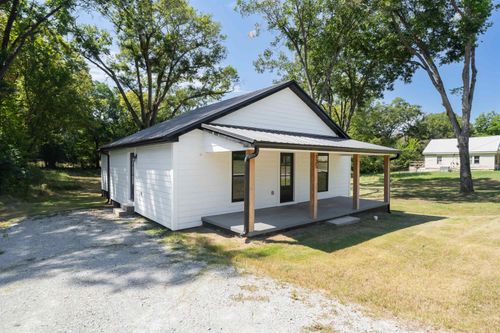 135 W Third St, Henderson, TN, 38340-1805 | Card Image
