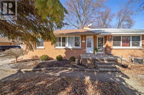 236 Paget St, Corunna, ON, N0N1G0 | Card Image