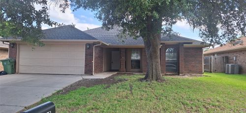 802 Crystal Creek Ln, Arlington, TX, 76001-7511 | Card Image