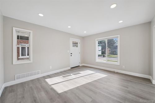 18039 Pinehurst St, Detroit, MI, 48221-2365 | Card Image