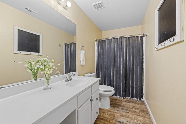 The full guest bathroom is conveniently located near the secondary bedrooms and upstairs loft. | Image 28