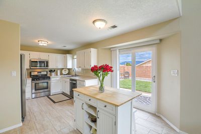 2312 Abbot Place Nw, House other with 3 bedrooms, 2 bathrooms and null parking in Albuquerque NM | Image 2