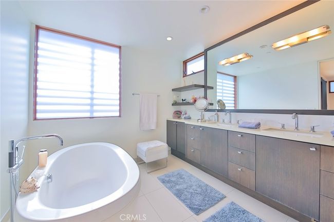 104 Manhattan Ave, Townhouse with 4 bedrooms, 4 bathrooms and 4 parking in Manhattan Beach CA | Image 7