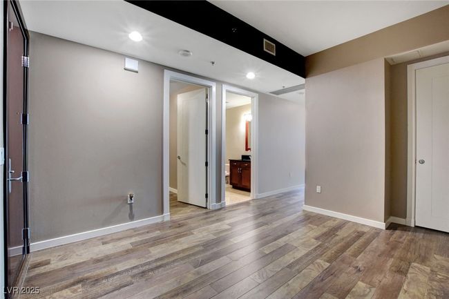 Den featuring baseboards, visible vents, light wood finished floors, and recessed lighting | Image 17