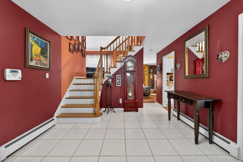 18 Hill Ln, Smithtown, NY, 11787-2504 | Card Image