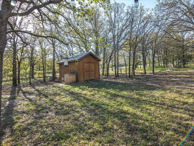 Storage shed in the back | Image 25