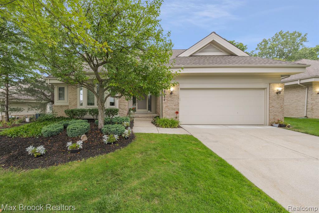 Pleasant Lake Ct, West Bloomfield, MI 48322 #1