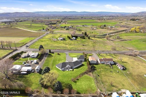 461 White Rd, Yakima, WA, 98901-8043 | Card Image