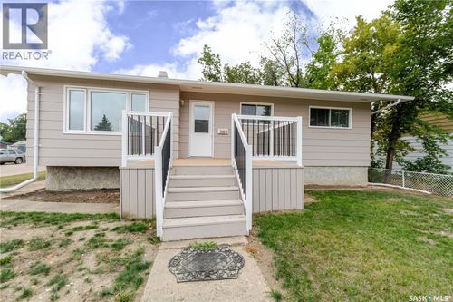 777 Hochelaga St E, Moose Jaw, SK, S6H0P9 | Card Image
