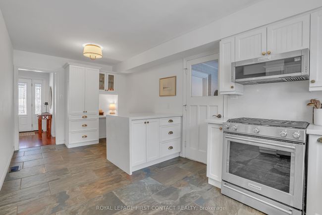 11 Vernar Dr, House other with 4 bedrooms, 3 bathrooms and 6 parking in Midhurst ON | Image 10