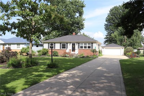 8627 Big Creek Pkwy, Strongsville, OH, 44149-1614 | Card Image
