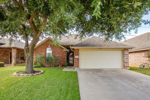 1325 Sierra Blanca Dr, Burleson, TX, 76028-6847 | Card Image