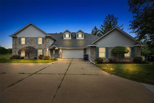 2301 Willowbrooke Ln, Iowa City, IA, 52246-1832 | Card Image