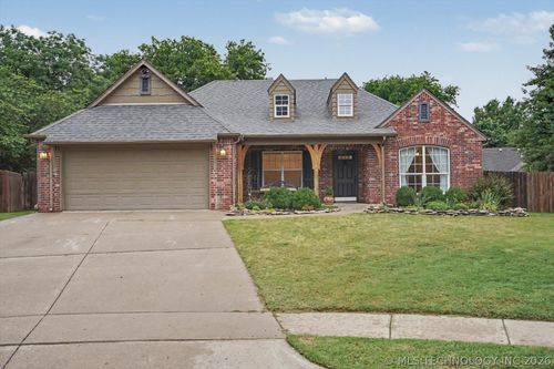 2111 W E Court, Jenks, OK, 74037 | Card Image