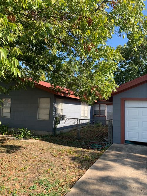 709 W 11th St, Elgin, TX, 78621-2004 | Card Image