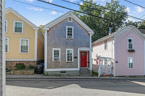 35 Pope St, Newport, RI, 02840-3425 | Card Image