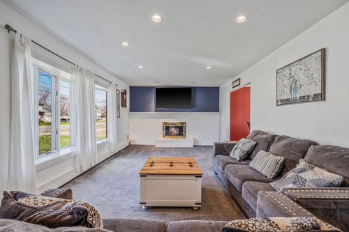 54 Higgins St, Babylon, NY, 11703-3506 | Card Image