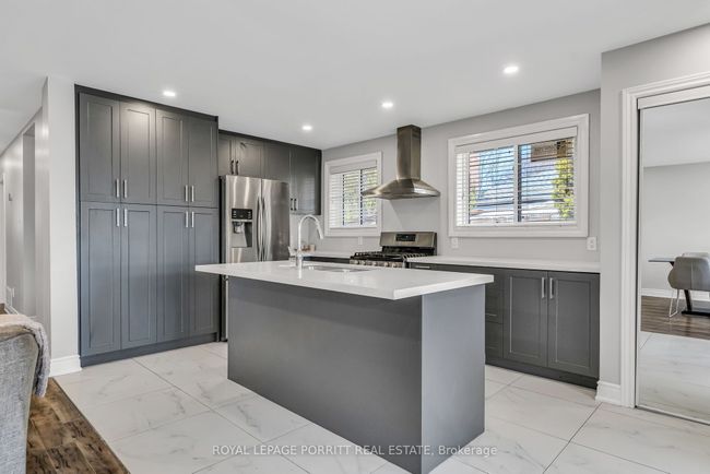 14 Albion Cres, House attached with 5 bedrooms, 3 bathrooms and 4 parking in Brampton ON | Image 4