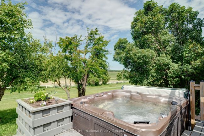 828350 Mulmur Nottawasaga Tline, Home with 6 bedrooms, 1 bathrooms and 18 parking in Mulmur ON | Image 7