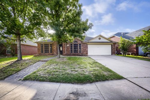 915 Hidden Oaks Dr, Burleson, TX, 76028-6051 | Card Image