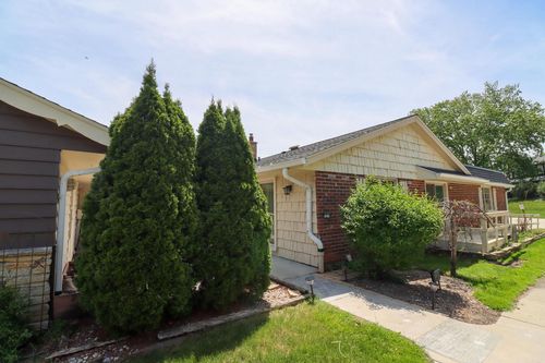 5324 Woodbridge Lane S, Greenfield, WI, 53221 | Card Image