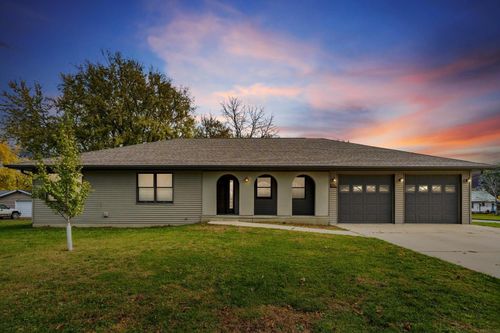 15 10th Ave Nw, Oelwein, IA, 50662-1411 | Card Image